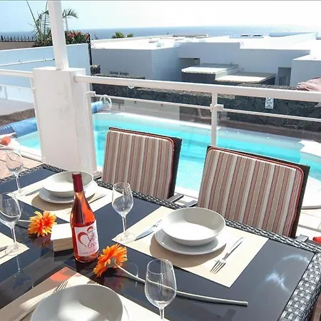 In Puerto Del Carmen Sleeps 6 Includes Swimming Pool And Wifi Вілла *