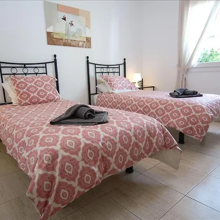 In Puerto Del Carmen Sleeps 6 Includes Swimming Pool And Wifi Вілла